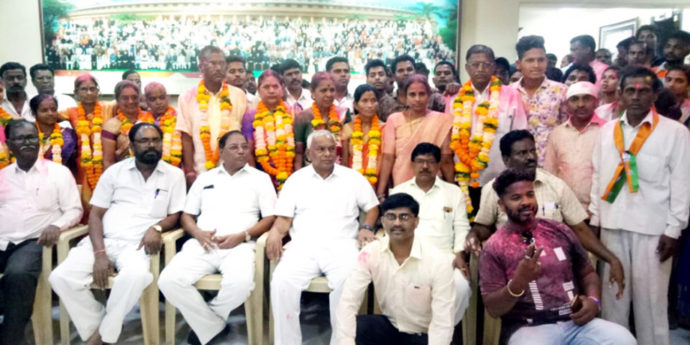 [:en]Congratulations to the sarpanch, candidate and party workers who won the general election of Shirivali Gram Panchayat.[:hi]शिरवली ग्रामपंचायतीच्या सार्वत्रिक निवडणुकीत विजयी झालेल्या सरपंच, उमेदवार व कार्यकर्त्यांचे अभिनंदन. [:] 1
