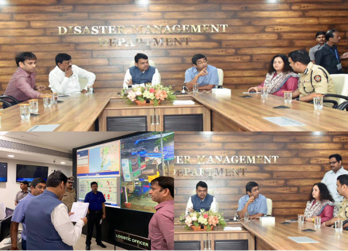 [:en]CM Devendra Fadnavis reviewed all issues with BMC & MumbaiPolice officials in BMC Disaster Management control room.[:hi]बीएमसी आपत्ती व्यवस्थापन नियंत्रण कक्षातील बीएमसी व मुंबई पोलिस अधिकार्यांसह मुख्यमंत्री डॉ. देवेंद्र फडणवीस यांनी पुनरावलोकन केले.[:] 1