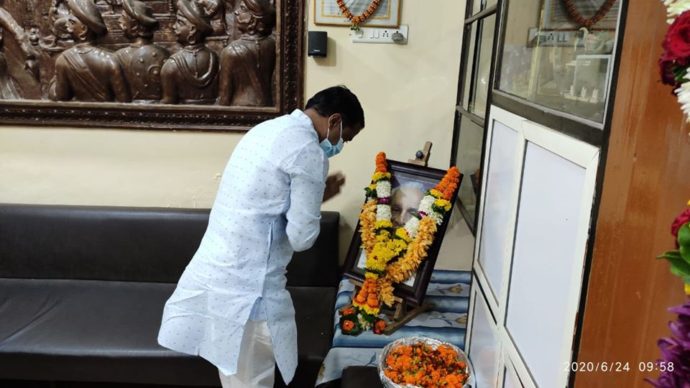 [:en]Paid tribute to farmers and PAP's great leader,. Loknete late Shri D B Patil,on his Memorial Day.Councillor Nitin Patil was present at the time.[:hi]शेतकरी आणि प्रकल्पग्रस्त जनतेचे नेतृत्व, लोकनेते स्व. दि. बा. पाटील साहेब यांना स्मृतिदिनानिमित्ताने अभिवादन केले. यावेळी पनवेल महानगरपालिकेचे नगरसेवक नितीन पाटील उपस्थित होते.[:] 1
