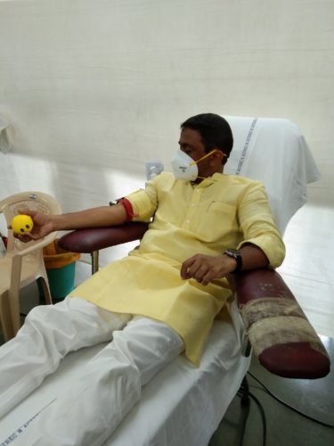 [:en]On the occasion of 70th birth day of our respected Prime Minister Shri Narendraji Modi,North Raigad BJP Yuva Morcha, as a part of service week, organised Blood donation and plasma donation campaign. I was fortunate to grab this opportunity to donate blood. Congratulations the Yuva Morcha team for organising such a successful campaign.[:hi]देशाचे पंतप्रधान आदरणीय नरेंद्र मोदीजी यांच्या ७० व्या वाढदिवसाच्या निमित्ताने सेवासप्ताह अंतर्गत उत्तर रायगड भाजपा युवा मोर्चा च्या माध्यमातून रक्तदान तसेच प्लाझ्मादान शिबीर संपन्न झाले. त्या शिबिरात रक्तदान करण्याची संधी मिळाली. हा कार्यक्रम यशस्वीरीत्या आयोजित केल्याबद्दल उत्तर रायगड भाजपा युवा मोर्चा च्या टीमचे अभिनंदन![:] 1