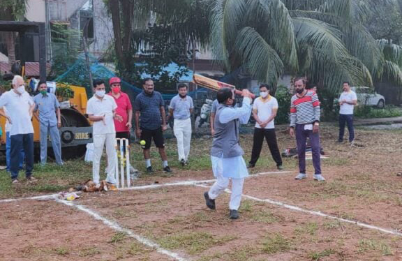 [:en]This time enjoyed playing cricket with the senior cricketers. [:hi]सिनियर क्रिकेट क्लबच्या सोबत क्रिकेट खेळण्याचा आनंद घेतला .[:] 1