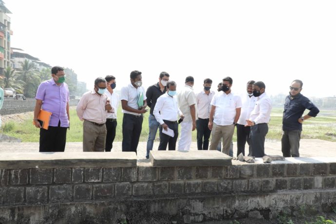 [:en]Inspected the Vadale lake beautification works and issued instructions to the Officers with regard to the qualitative work. Dy.Mayor Jagdish Gaikwad,Leader of House Paresh Thakur,Standing Committee Chairman Santosh Shetty and Corporation Officers were present at the time. [:hi]पनवेल शहरातील वडाळे तलावाच्या सुशोभिकरण विकासकामाची पाहणी केली. यावेळी संबंधित अधिकाऱ्यांना दर्जेदार कामासंदर्भात आवश्यक सूचना केल्या. यावेळी उपमहापौर जगदिश गायकवाड, सभागृहनेते परेश ठाकूर, स्थायी समिती सभापती संतोष शेट्टी यांच्यासह अधिकारी उपस्थित होते.[:] 1