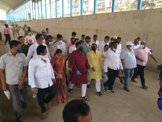 [:en]An agitation to open the under pass at Taloja for general public was undertaken by BJP which bears fruit as one lane was opened for traffic on experimental basis. Officers concerned assured to throw open the full underpass from Monday.[:hi]ळोजा रेल्वे फाटक भुयारी मार्ग खुला करण्यासाठी भारतीय जनता पार्टीच्या वतीने आज आंदोलन करण्यात आले[:] 1