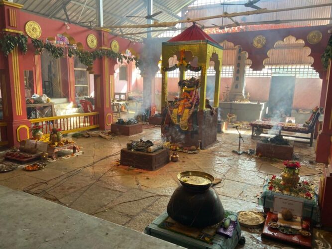 [:en]Parjanyayag Samyojan Samitee Panvel performed 'Parjanyyag' programme at Ballaleshwar temple, Panvel[:hi]पर्जन्ययाग संयोजन समिती पनवेलच्यावतीने शहरातील बल्लाळेश्वर मंदिरात 'पर्जन्ययाग' कार्यक्रम आयोजित करण्यात आला होता.[:] 1