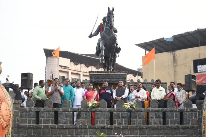 [:en]the beautification work near the Chhatrapati Shivaji Maharaj equestrian statue in Panvel city has been completed[:hi]छत्रपती शिवाजी महाराज अश्वारूढ पुतळ्याजवळील सुशोभीकरण[:] 1