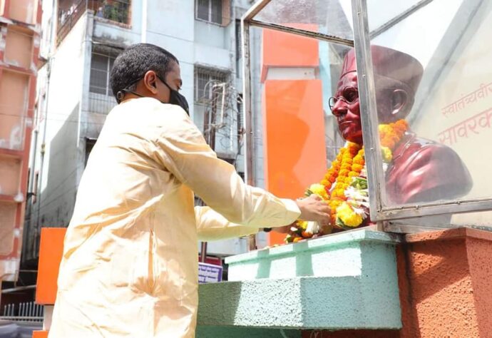 [:en]On the occasion of the birth anniversary of the great freedom fighter Vinayak Damodar Savarkar, who sacrificed his entire life for Mother India in the Indian Freedom Movement, a wreath was laid to the statue at Savarkar Chowk in Panvel.  [:hi]भारतीय स्‍वातंत्र्य यज्ञात आपले संपूर्ण जीवन भारतमातेसाठी अर्पण करणाऱ्या थोर स्‍वातंत्र्यवीर विनायक दामोदर सावरकर यांच्या जयंती निमित्त पनवेल शहरातील सावरकर चौक येथील पुतळ्याला पुष्पहार अर्पण करून विनम्र अभिवादन करण्यात आले .[:] 1
