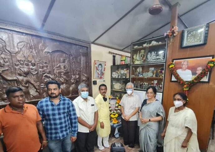 [:en]Paid floral tributes to Ranzunzar leader of Bhumiputra of the land P D.B.Patil on the event of bis his death anniversary by visiting his residence.  [:hi]प्रकल्पग्रस्तांचे रणझुंझार नेते दि. बा. पाटील यांच्या घरी जाऊन त्यांच्या पुण्यतिथी निमित्त प्रतिमेला पुष्पहार अर्पण करत आंदोलना सुरुवात करण्यात आली. [:] 1