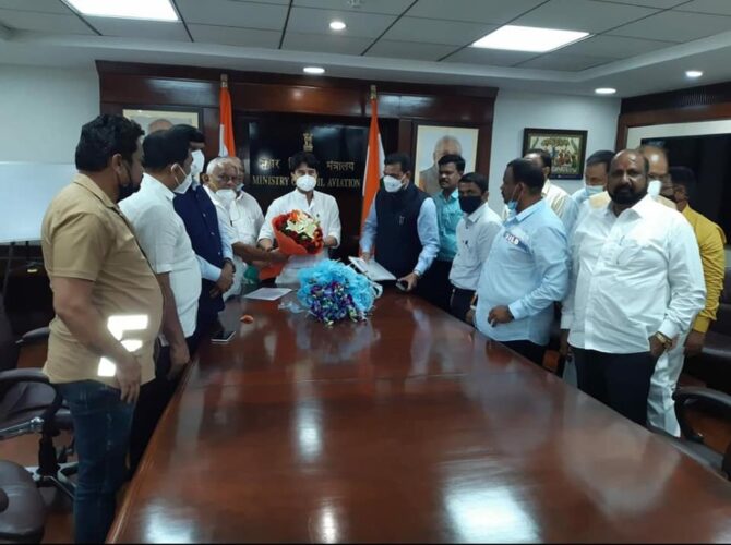 [:en]met Union Civil Aviation Minister Hon. Mr. Jyotiraditya M Scindia[:hi]केंद्रीय नागरी उड्डाण मंत्री मा. श्री. ज्योतिरादित्य सिंधिया यांची भेट[:] 1