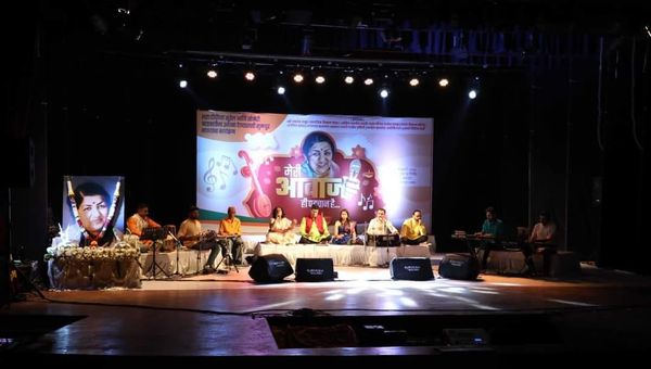 [:en]To commemorate the musical memories of Bharat Ratna Lata Mangeshkar, a program of melodious songs named 'Meri Awaaz Hi Pehchan Hai' was performed at Adya Krantiveer Vasudev Balwant Phadke Natyagriha Panvel.[:hi]भारतरत्न लता मंगेशकर यांच्या सुरेल आठवणींना उजाळा देण्यासाठी आद्य क्रांतिवीर वासुदेव बळवंत फडके नाट्यगृहात ‘मेरी आवाज हि पहचान है’ या सुमधुर गाण्यांचा कार्यक्रम सादर झाला.[:] 1