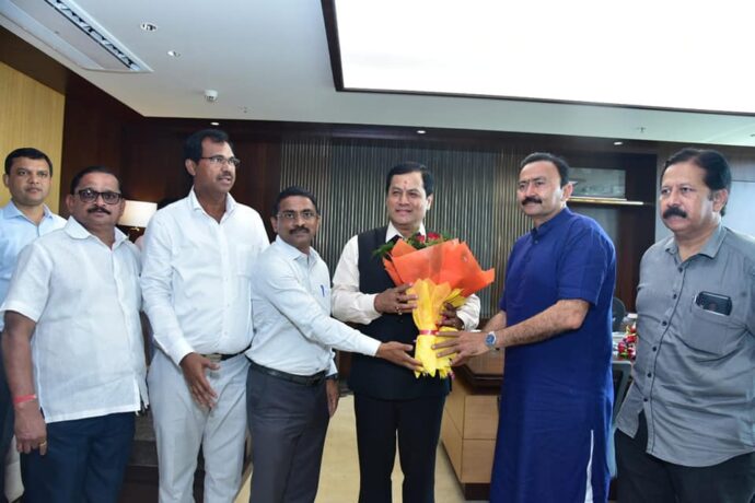 [:en]Welcomed Hon.Union Minister Shri Sarbanand Sonowal[:hi]केंद्रीयमंत्री श्री सर्बानंद सोनोवालजी त्यांचेपुष्पगुच्छ देऊन स्वागत केले[:] 1