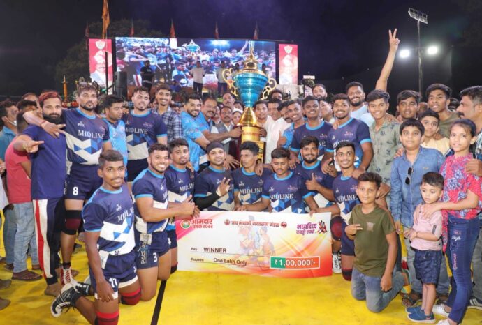 [:en]Midline Sports of Raigad District won the final of MLA trophy 2022[:hi]"आमदार चषक 2022" या राज्यस्तरीय कबड्डी- मिडलाईन स्पोर्ट्स (कर्जत) क्लबने चषकावर आपले नाव कोरले.[:] 1