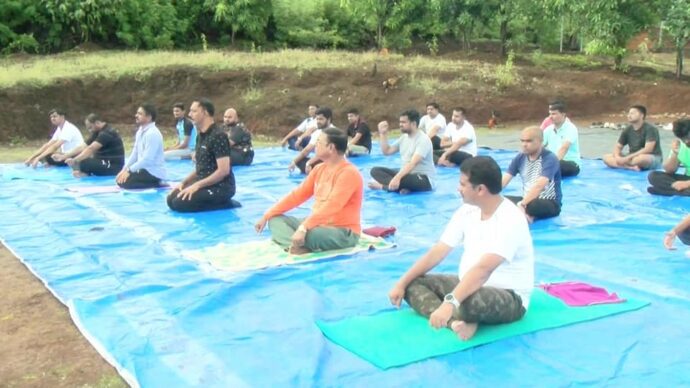 [:en]A yoga camp was organized at Machi Prabalgad on the occasion of World Yoga Day[:hi]जागतिक योग दिनानिमित्त माची प्रबळगड येथे योग शिबिराचे आयोजन[:] 1