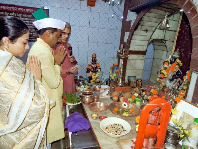 [:en]Alongwith wife performed Vithal Pooja at Vithal Mandir located near Panvel old Bhaji market[:hi]श्री विठ्ठ्ल रखुमाई मंदिरात आषाढी एकादशी निमित्त सपत्नीक पूजा केली[:] 1
