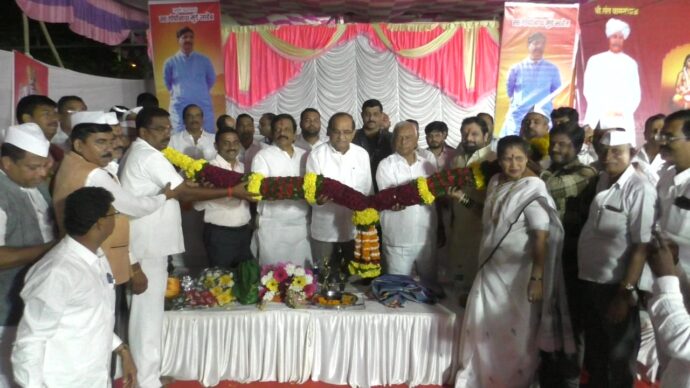 [:en]Revenue Minister Shri Radha krishna Vikhe Patil's visit to the ongoing Saptah programme at Khanda colony Panvel!![:hi]खांदा कॉलनी येथे सुरु असलेल्या सप्ताहाला राज्याचे महसूल मंत्री मा. श्री. राधाकृष्णजी विखे पाटील यांची भेट[:] 1