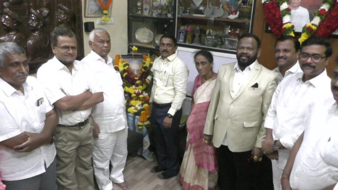 [:en]On birth anniversary of Loknete D.B.Patil,visited "Sangram" his residence and paid homage !![:hi]लोकनेते स्व. दि. बा. पाटील साहेब यांच्या जयंतीनिमित्त त्यांच्या "संग्राम" या निवासस्थानी जाऊन अभिवादन[:] 1