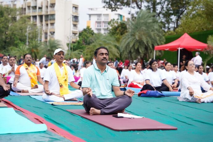 [:en]The mantra of healthy living... Let us resolve to practice yoga all the time.[:hi]महामंत्र निरोगी जीवनाचा... संकल्प करूया नित्य योग करण्याचा...[:] 1