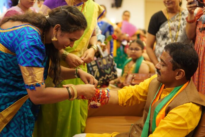 [:en]"North Raigad Women’s Rakhi Gesture: A Commitment to Safety and Protection"[:hi]"उत्तर रायगड जिल्ह्यातील सर्व महिलांनी मला राखी बांधून रक्षाबंधन साजरे केले आणि त्यांच्या विश्वासाबद्दल आभार"[:] 1