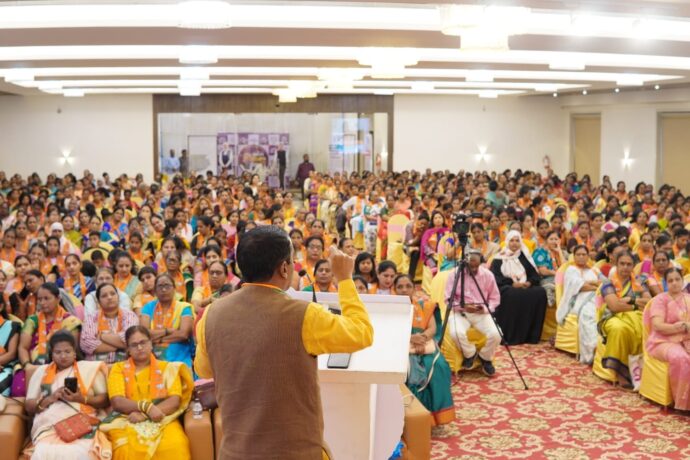 [:en] Raksha Bandhan Celebrated with Enthusiasm at 'Ladkiya Bahinicha Devabhau' Event in Panvel, Featuring Live Interaction with Deputy CM Devendra Fadnavis[:hi]रक्षाबंधनाच्या पार्श्वभूमीवर पनवेल येथील वीरूपक्ष मंदिर मंगल कार्यालय येथे 'लाडक्या बहिणींचा देवाभाऊ' हा कार्यक्रम मोठ्या उत्साहात पार पडला.[:] 1